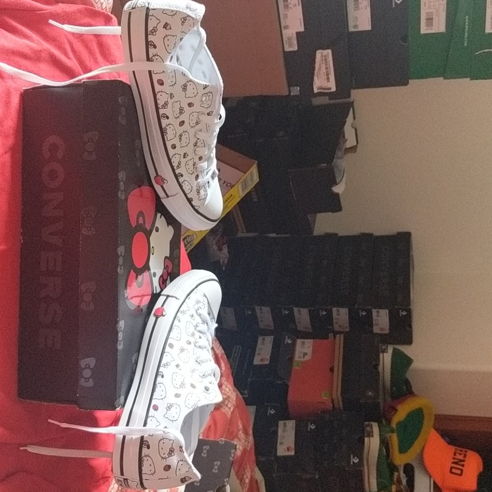 Converse Hello Kitty Low Top Sneaker